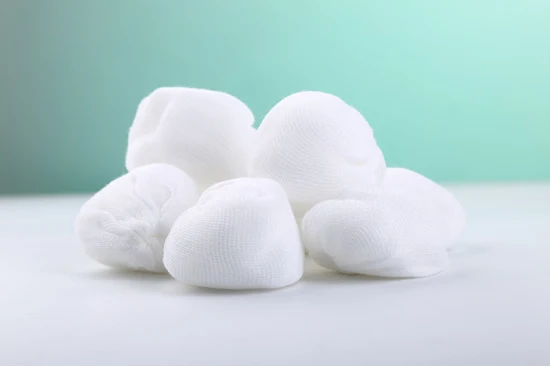 Fornecimento de fábrica atacado bola de algodão puro médico altamente absorvente bola de lã de algodão